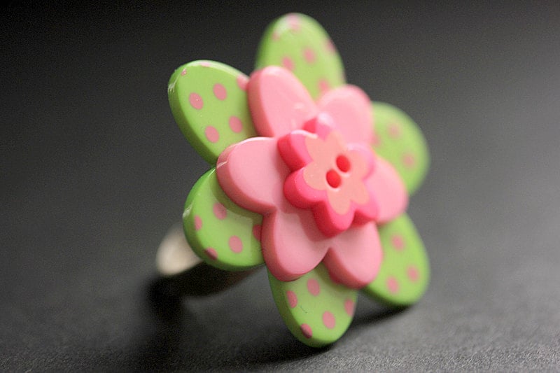 Ring Aus Rosa Und Limette Blumen. Handgemachte Ring. Lime Blumen Knopfring. Verstellbarer in Silber. Handmade Schmuck von StumblingOnSainthood