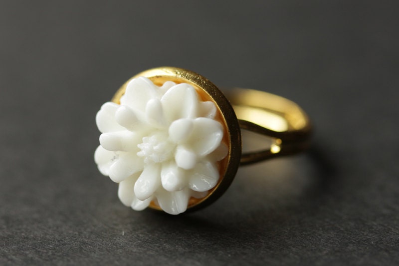 Ring Mit Weißer Blume. Silber Ring. Weißer Vergoldeter Verstellbarer Chrysantheme Handgemachte Handmade Schmuck von StumblingOnSainthood