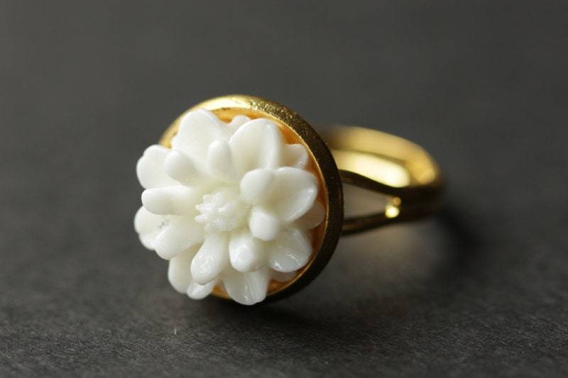 Ring Mit Weißer Blume. Silber Ring. Weißer Vergoldeter Verstellbarer Chrysantheme Handgemachte Handmade Schmuck von StumblingOnSainthood