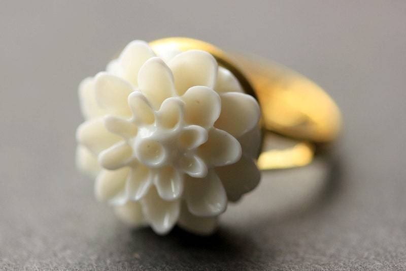Ring Mit Weißer Blume. Weiße Chrysantheme Ring. Silber Weißer Verstellbarer Handgefertigte Blumen Schmuck von StumblingOnSainthood