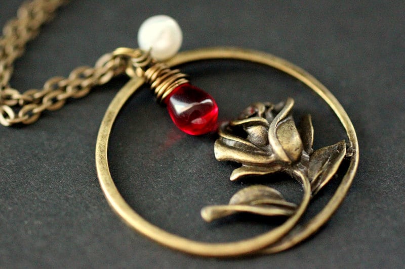 Rose Halskette in Bronze. Charm Mit Wire Wrapped Red Teardrop Und Süsswasser Perle. Handgemachte Halskette von StumblingOnSainthood