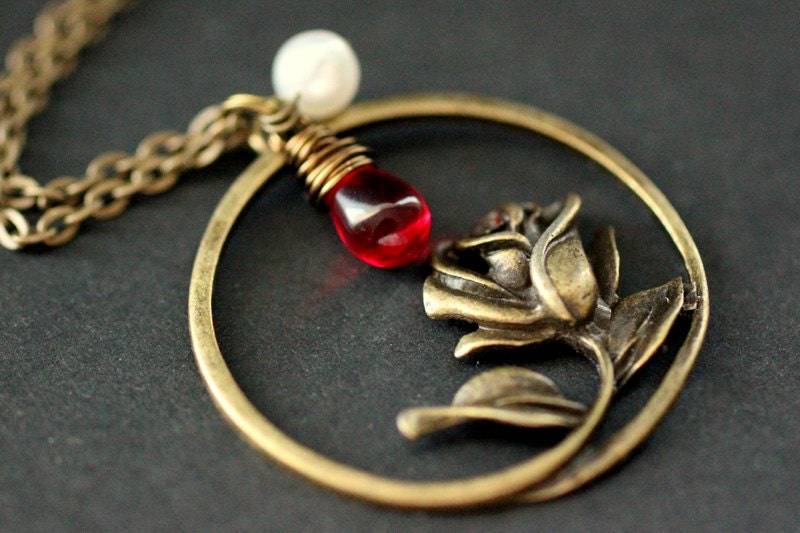 Rose Halskette in Bronze. Charm Mit Wire Wrapped Red Teardrop Und Süsswasser Perle. Handgemachte Halskette von StumblingOnSainthood