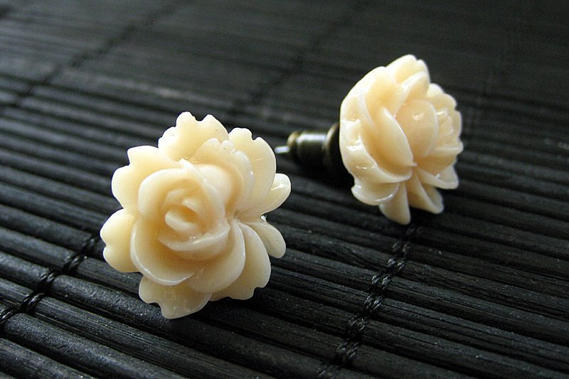 Rosen-Lotus-Blumen-Ohrringe in Apricot Creme Und Bronze Ohrstecker. Blumenschmuck Von Stumblingonsainthood. Handmade Schmuck von StumblingOnSainthood
