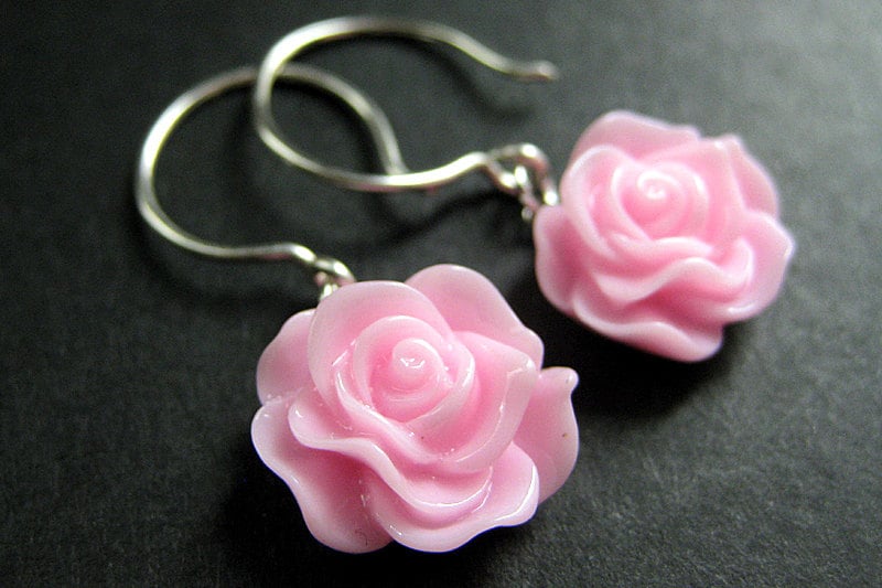 Rosen Ohrhänger in Silber. Rose Ohrringe. Blumen Handmade Schmuck. | Wählen Sie Ihre Farbe von StumblingOnSainthood