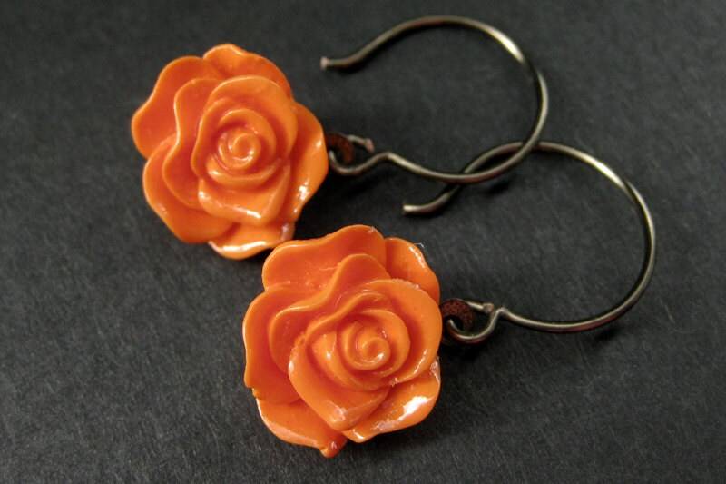 Rosen Ohrringe in Bronze. Rose Ohrringe. Schmuck. Handmade | Wählen Sie Ihre Farbe von StumblingOnSainthood