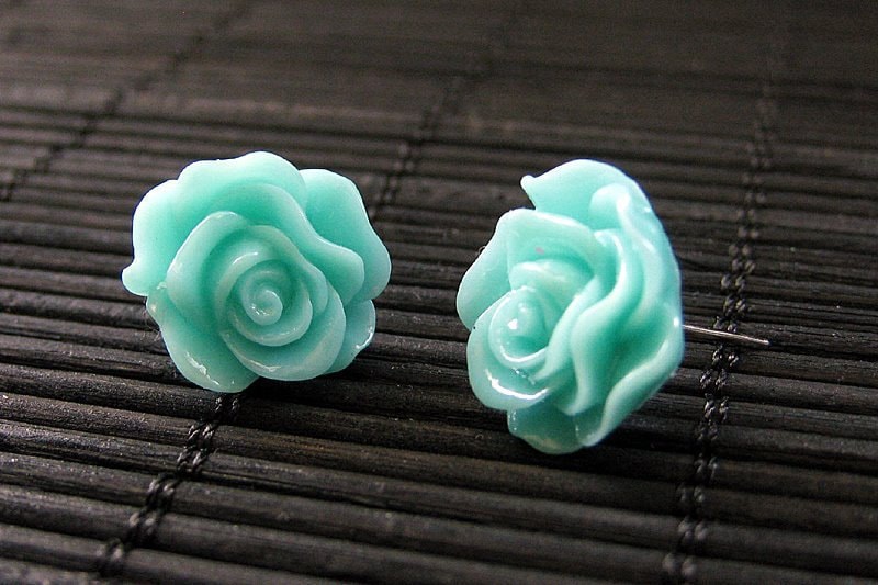 Rosenblüten-Ohrringe in Aqua Und Silber Ohrstecker. Blumenschmuck Von Stumblingonsainthood. Handmade Schmuck von StumblingOnSainthood
