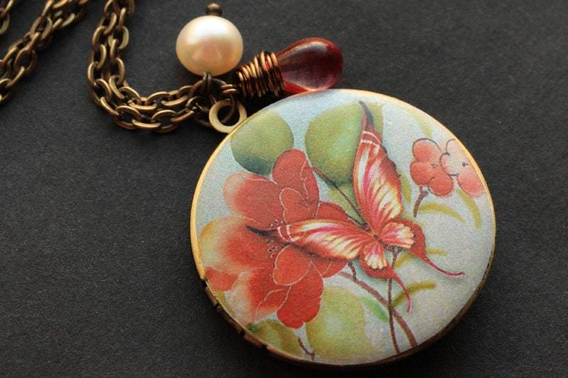 Rot Und Rosa Schmetterling Halskette. Medaillon Halskette Mit Glas Träne Süßwasser Perle. Handmade Schmuck von StumblingOnSainthood
