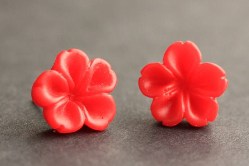 Rote Blumen Ohrringe. Silber Ohrstecker. Innie Blume Knopf Schmuck. Handmade von StumblingOnSainthood