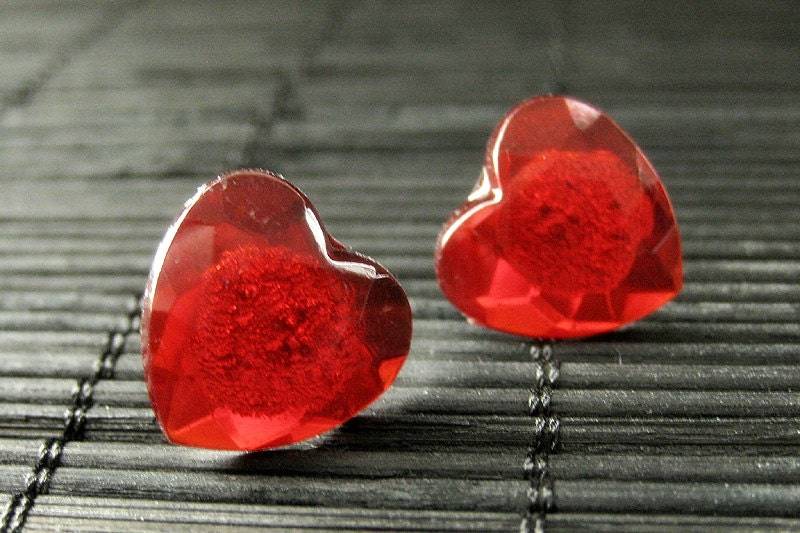 Rote Herz Ohrringe. Ohrringe Mit Silbernen Ohrstecker-Verschlüssen. Handmade Schmuck von StumblingOnSainthood