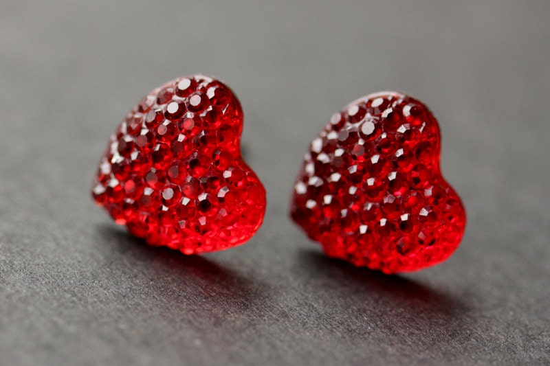 Rote Herz Ohrringe. Silber Post Funkel-Herz-Ohrringe. Ohrstecker. Handgefertigte Handmade Schmuck von StumblingOnSainthood