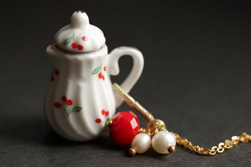 Rote Kirschen Teekanne Halskette. Halskette Aus Porzellan. Roter Kristall Und Perlenanhänger, Mit Roten Kirschen. Handmade Schmuck von StumblingOnSainthood