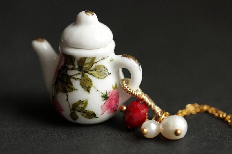 Rote Rose Teekanne Halskette. Teekannenkette Aus Porzellan Mit Rotem Kristall Und Perlen-Anhängern. Gold Handmade Schmuck von StumblingOnSainthood