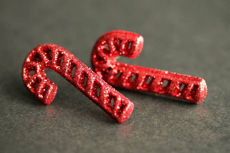 Rote Zuckerstange Ohrringe. Weihnachts Glitzer Urlaub Bronze Ohrstecker. Weihnachtsschmuck von StumblingOnSainthood