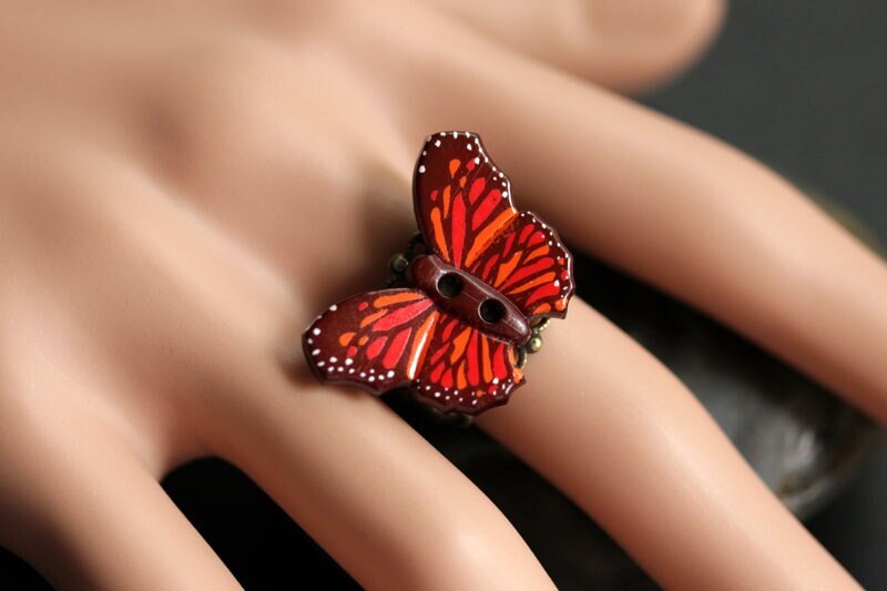 Roter Schmetterling Ring. Knopf Einstellbare Ringgröße 54 Und Höher. Handgemachte Bronze-Ring von StumblingOnSainthood