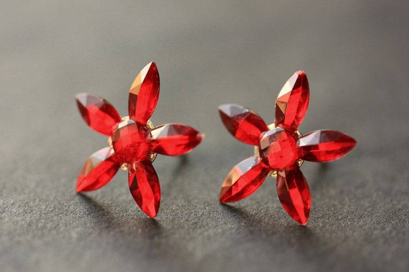 Roter Stern Blumen Ohrringe. Rote Silber Ohrstecker. Post Handgefertigte Handmade Schmuck von StumblingOnSainthood