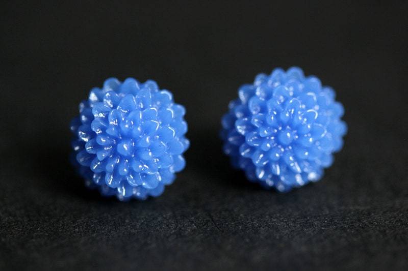 Royalblaue Mini Mum Ohrringe. Kobalt Blau Bronze Ohrstecker. Dunkelblaue Blumen Kleine Post von StumblingOnSainthood