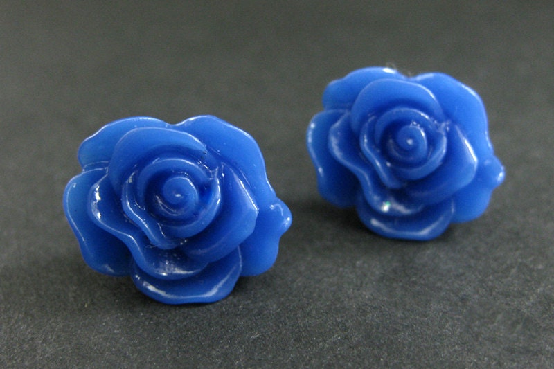 Royalblaue Rosenohrringe in Silber Ohrstecker. Blaue Blumen Ohrringe. Kobalt Rose Schmuck. Handmade von StumblingOnSainthood