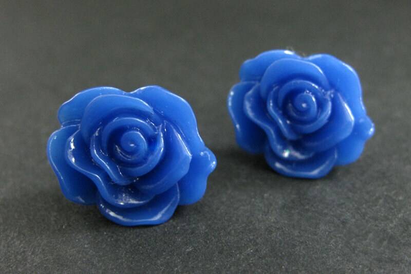 Royalblaue Rosenohrringe in Silber Ohrstecker. Blaue Blumen Ohrringe. Kobalt Rose Schmuck. Handmade von StumblingOnSainthood