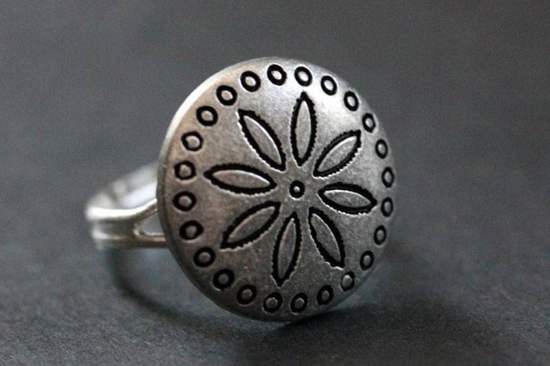 Rustikaler Blumen Knopfring. Blume Ring. Silber Verstellbarer Handmade Schmuck von StumblingOnSainthood