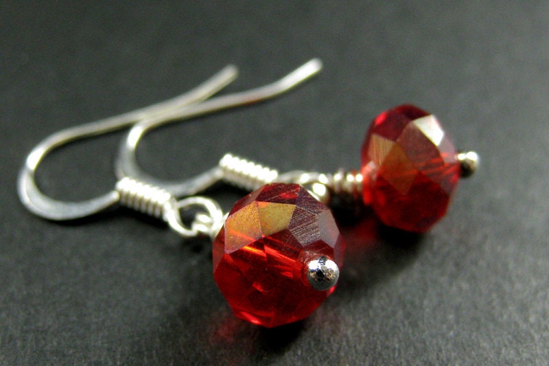 Safranrote Kristallohrringe. Baumeln Ohrringe in Rot Orange Glas Und Silber. Handmade Schmuck von StumblingOnSainthood