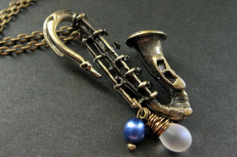 Saxophon Halskette. Musikinstrument-Halskette Mit Gefrosteter Träne Und Blauer Perle. Handmade Schmuck von StumblingOnSainthood