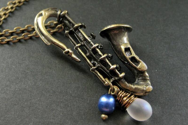 Saxophon Halskette. Musikinstrument-Halskette Mit Gefrosteter Träne Und Blauer Perle. Handmade Schmuck von StumblingOnSainthood