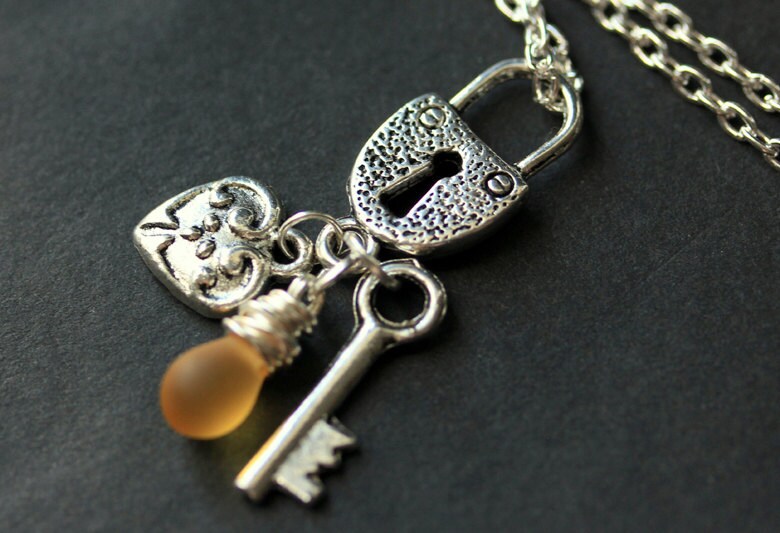 Schloss Halskette. Silber Lock Charm Halskette Mit Herz Und Schlüssel Charms. | Personalisierte Teardrop Farbe Handgemachter Schmuck von StumblingOnSainthood