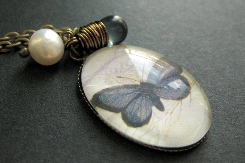 Schmetterling Halskette. Blauer Charm Halskette Mit Altblau Tropfen Und Perle. Handmade Schmuck von StumblingOnSainthood