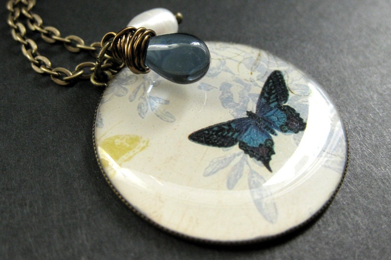Schmetterling Halskette. Dunkelblaue Halskette Mit Nachtblauer Perle Und Tropfen. Handmade Schmuck von StumblingOnSainthood