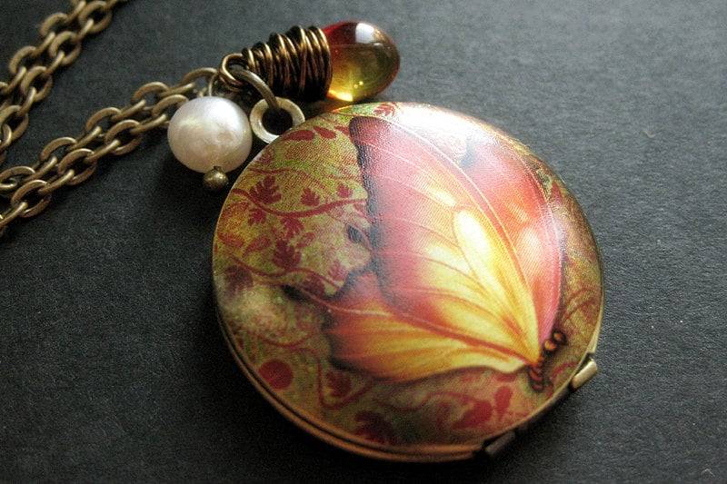 Schmetterling Locket Halskette. Herbst Halskette Mit Draht Gewickelt Tropfen Und Perle. Handmade Schmuck von StumblingOnSainthood