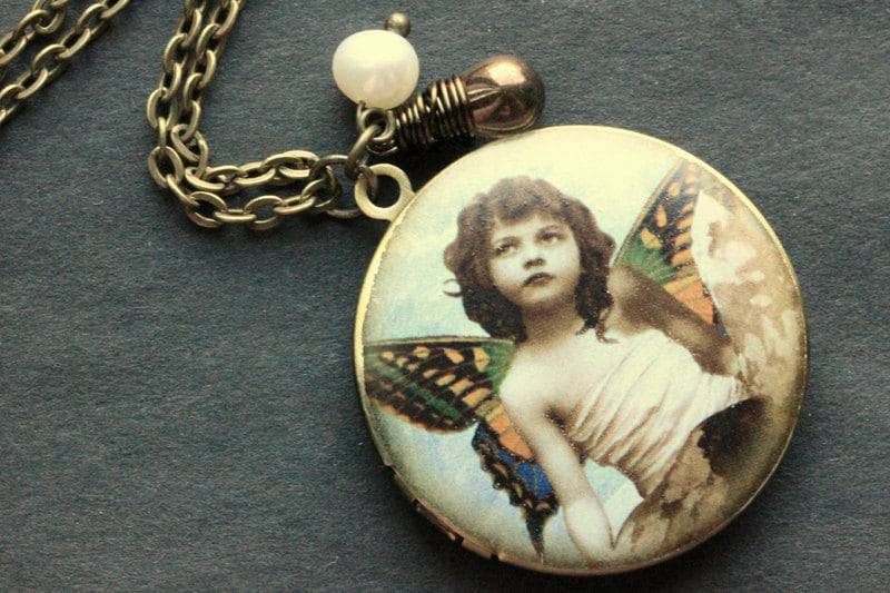 Schmetterlings-Mädchen-Medaillon-Halskette. Geflügelte Mädchen Vintage Print Anhänger Halskette Mit Glastropfen Und Perle von StumblingOnSainthood