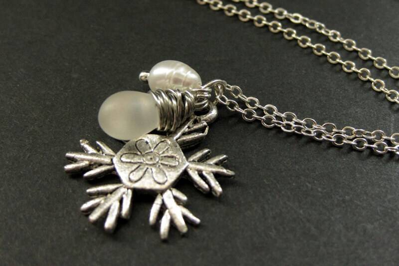 Schneeflocke Halskette. Charm Halskette Mit Glas Teardrop Anhänger Und Süsswasserperle. Winter-Halskette. Handmade Schmuck von StumblingOnSainthood
