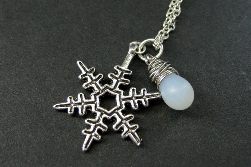 Schneeflocke Halskette. Wendbare Charm Halskette Mit Weissem Teardrop Anhänger. Handmade Schmuck von StumblingOnSainthood