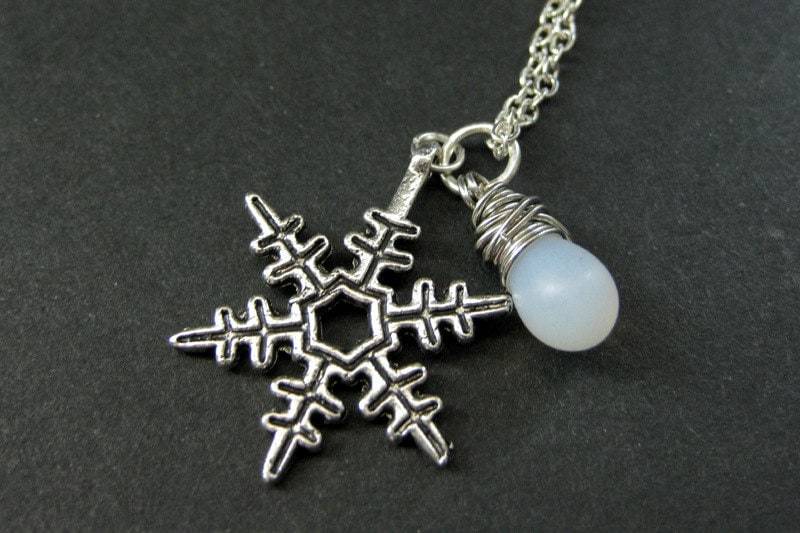 Schneeflocke Halskette. Wendbare Charm Halskette Mit Weissem Teardrop Anhänger. Handmade Schmuck von StumblingOnSainthood