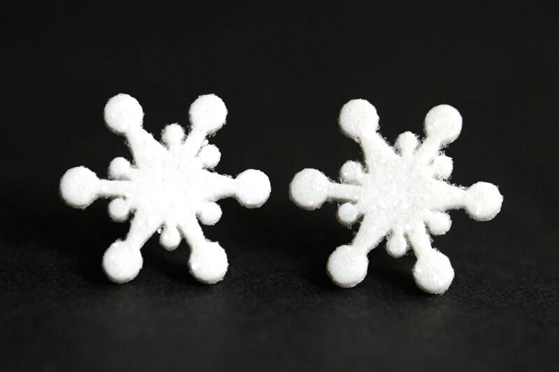 Schneeflocke Ohrringe No.11 - Weisse Ohrringe. Schnee Silber Ohrstecker. Winterschmuck. Schneeflocken Handmade Schmuck von StumblingOnSainthood