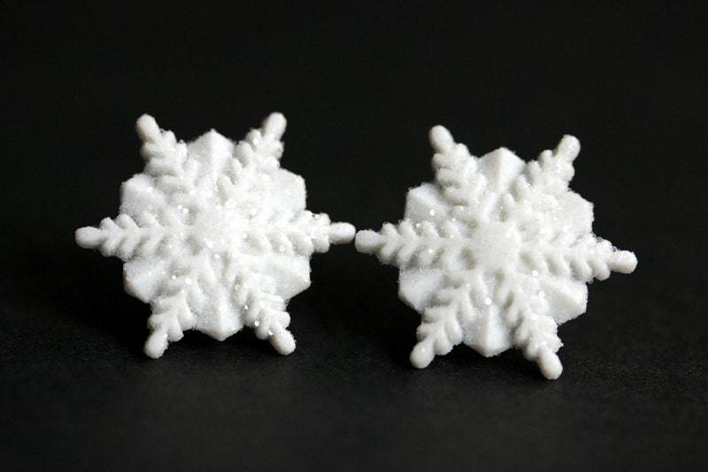Schneeflocken Ohrringe Nr.8 - Weiße Schnee Mit Silbernen Ohrstecker Verschlüssen. Winter Ohrringe. Handmade Schmuck von StumblingOnSainthood