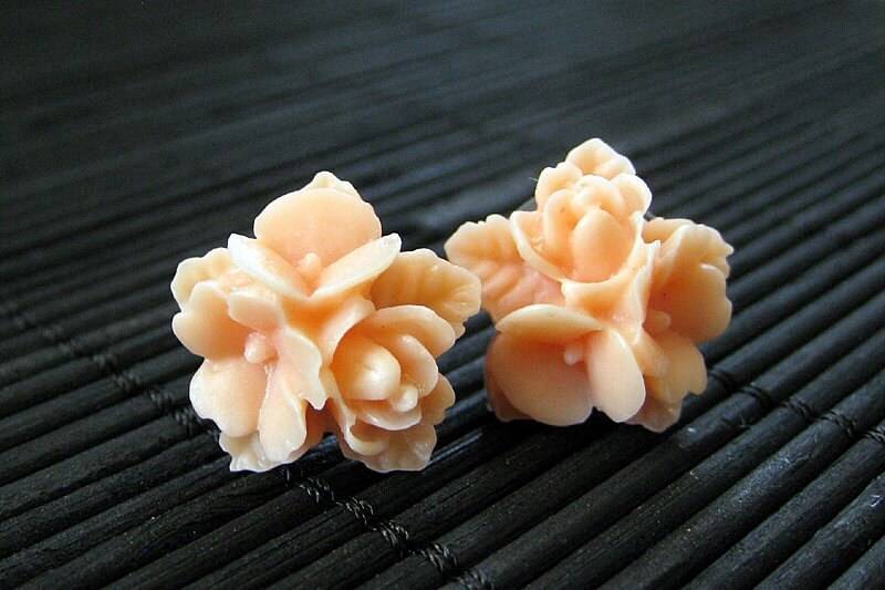 Schöne Pfirsich Blüten Ohrringe. Blumen Silber Ohrstecker. Schmuck. Handmade von StumblingOnSainthood