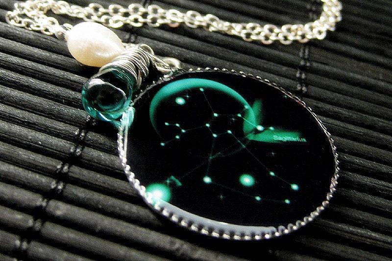 Schütze Sternzeichen Halskette. Sun Charm Anhänger Halskette in Teal Grün Handmade Schmuck von StumblingOnSainthood