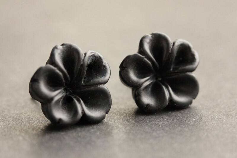 Schwarze Blumen Ohrringe. Silber Ohrstecker. Innie Blume Knopf Schmuck. Handmade von StumblingOnSainthood