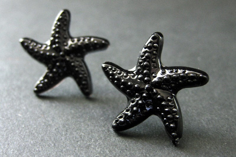 Schwarze Seestern Ohrringe. Sterne Ohrringe Mit Silbernen Ohrstecker Verschlüssen. Handmade Schmuck von StumblingOnSainthood