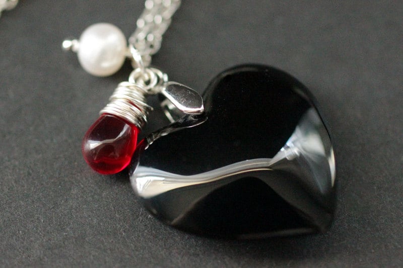 Schwarzes Herz Halskette. Schwarze Glas Halskette Mit Draht Gewickelt Roten Tropfen Und Süsswasser Perle. Gothic Handmade Schmuck von StumblingOnSainthood