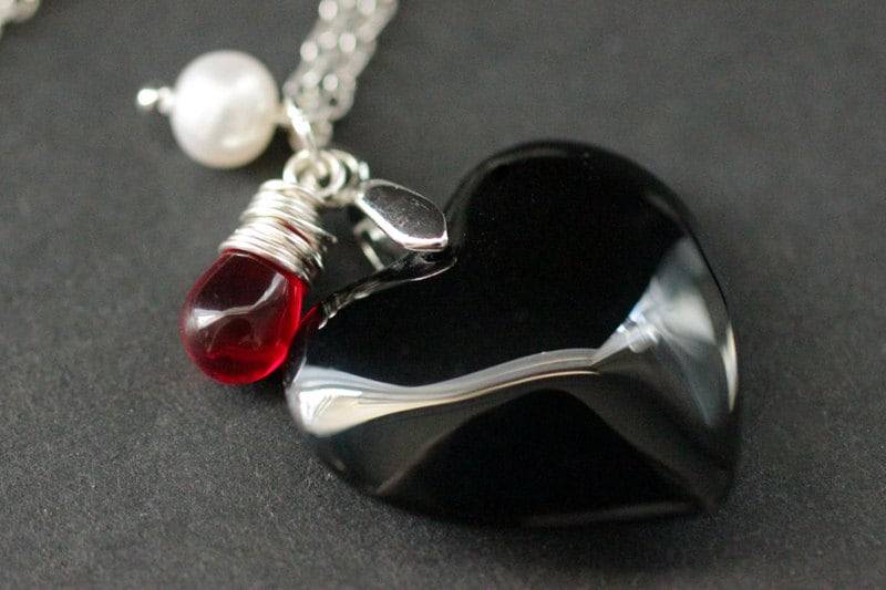 Schwarzes Herz Halskette. Schwarze Glas Halskette Mit Draht Gewickelt Roten Tropfen Und Süsswasser Perle. Gothic Handmade Schmuck von StumblingOnSainthood