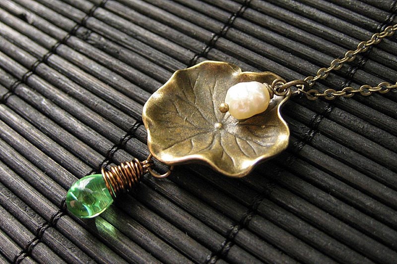 Seerosenblatt Charm Kette in Bronze Mit Draht Gewickelt Grün Teardrop Und F.w.p. Handmade Schmuck von StumblingOnSainthood