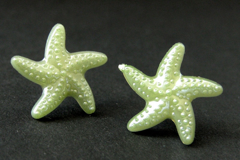 Seestern Ohrringe in Gurkengrün. Stern Mit Silbernen Ohrstecker Verschlüssen. Handmade Schmuck von StumblingOnSainthood