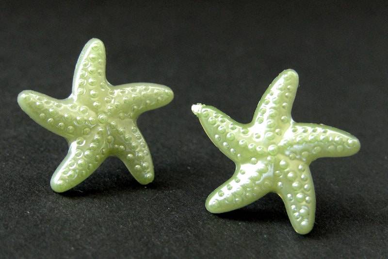 Seestern Ohrringe in Gurkengrün. Stern Mit Silbernen Ohrstecker Verschlüssen. Handmade Schmuck von StumblingOnSainthood