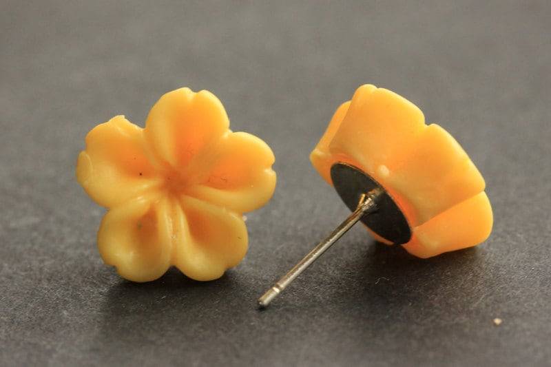 Senfgelbe Blumen Ohrringe. Ringelblumengelb Silber Ohrstecker. Innie Blume Knopf Schmuck. Handmade Schmuck von StumblingOnSainthood