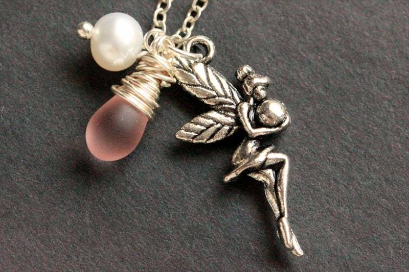 Silber Fee Charm Halskette. Silberne Feen-Halskette Mit Glastropfen Und Süßwasser-Perle. Handmade Schmuck von StumblingOnSainthood