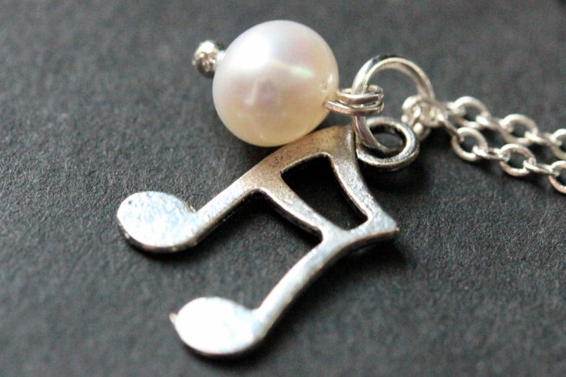 Silber Note Halskette. Süßwasser Perle Charme | Wählen Sie Ihre Farbe Handmade Schmuck von StumblingOnSainthood