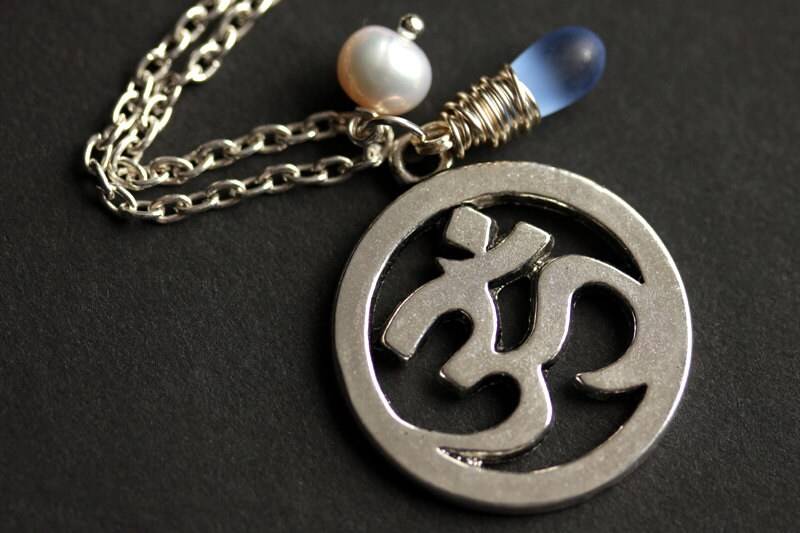 Silber Om Halskette. Yoga Anhänger Charm Halskette Mit Träne Und Perle. Yoga-Schmuck. Zen Meditation Schmuck. Om-Anhänger. Handmade von StumblingOnSainthood