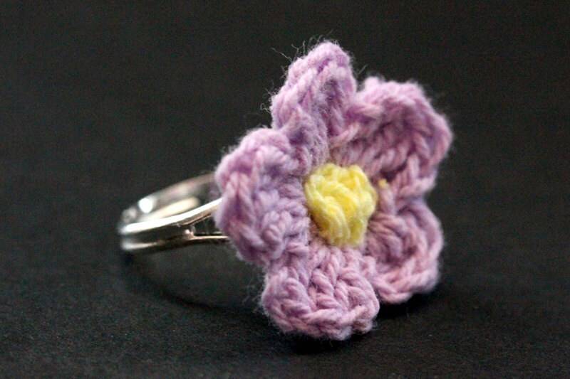 Silber Ring Mit Lavendel. Lila Blumen Ring. Gehäkelte Verstellbar. Handmade Schmuck von StumblingOnSainthood